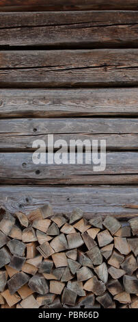 Bois de chauffage en face d'un arbre wallof une grange. Banque D'Images