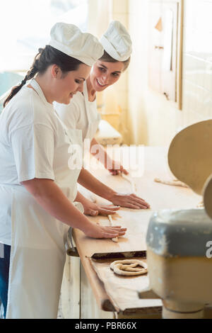 Baker femmes travaillant dans le fournil d'une boulangerie Banque D'Images