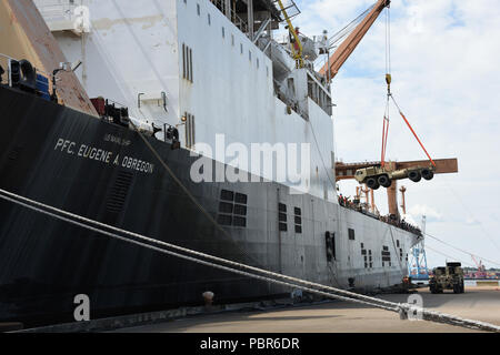 180720-N-CX372-122 NORFOLK (20 juillet 2018) Des soldats du 11e bataillon de l'armée américaine de transport direct sur le transport maritime de véhicules militaires commande navire de transport maritime les surtensions USNS CIRCUIT Eugene A. Obregon (T-AK 3006) au cours de la plage de Marine Groupe 2-led Soleil Trident 18 de l'exercice. Sun 18 Trident est un prépositionnement maritime Force (MPF) à la pratique de l'exercice dans le cours d'eau de déchargement des véhicules et équipements militaires. (U.S. Navy photo de Brian Suriani/libérés) Banque D'Images