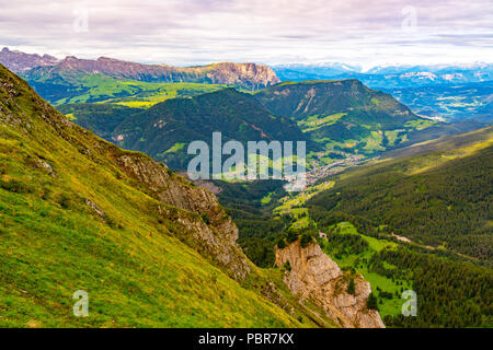 Vue aérienne de la chaîne de montagnes des Dolomites avec la forêt de pins et de Ortisei Village dans la vallée. Cette photo a été prise depuis le Secada su Banque D'Images