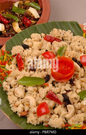 Uppumavu ou légumes upma,est un plat de petit-déjeuner commune dans le sud de l'Inde,fait de rava ou sooji. Banque D'Images