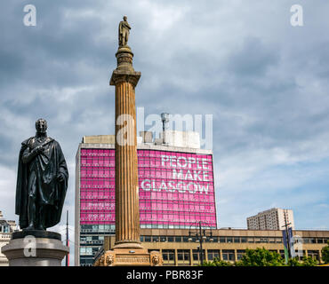 Statue de Sir John Moore, Sir Walter Scott colonne commémorative et rose Les gens font Glasgow annonce et ciel orageux, George Square, Glasgow, Écosse, Royaume-Uni Banque D'Images