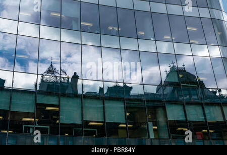 Réflexions d'anciens bâtiments de la ferronnerie décorative en verre moderne immeuble de bureaux Windows, Ingram Street, Glasgow, Scotland, UK Banque D'Images