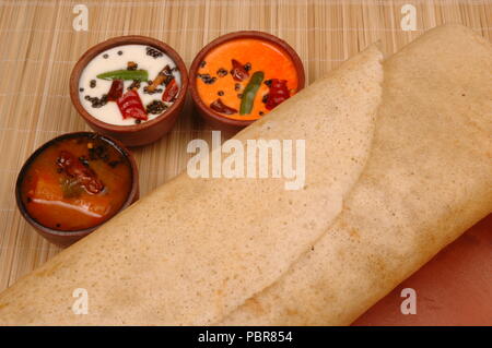 Le ghee roast avec chutney de noix de coco et un plat de sambar.Petit-déjeuner,très populaire en Inde du sud.faites de riz,dal,rôties dans le ghee Banque D'Images