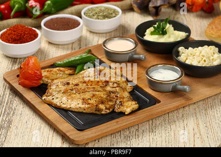 Poulet grillé Steak avec frites et riz pilaf Banque D'Images