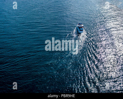 Motor Yacht aérien isolé sur la surface de la mer sur une croisière d'été Banque D'Images
