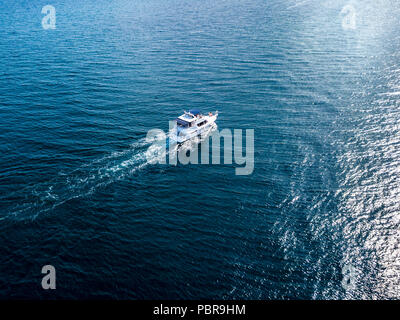 Motor Yacht aérien isolé sur la surface de la mer sur une croisière d'été Banque D'Images