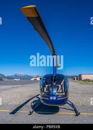 Hélicoptère Robinson R44 Mammoth-Yosemite à l'aéroport, Mammoth Lakes, en Californie. Banque D'Images