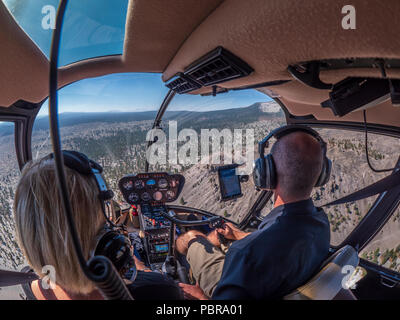 À bord d'un hélicoptère Robinson R44 au-dessus de l'Owens Valley, en Californie. Banque D'Images