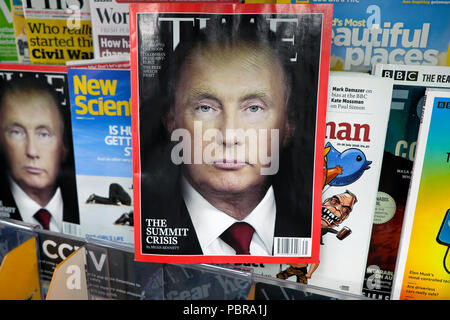 Couverture de Time Magazine Juillet 2018 Vladimir Poutine et Donald Trump mélange portrait avec d'autres magazines sur tablette marchand de WH Smith London UK KATHY DEWITT Banque D'Images