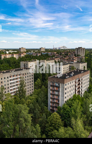 Vue sur Pripyat vers le nouveau bâtiment de confinement de sécurité de la centrale nucléaire de Tchernobyl Banque D'Images