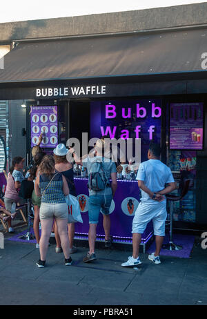 Gaufre bulle stall à Camden Town Banque D'Images