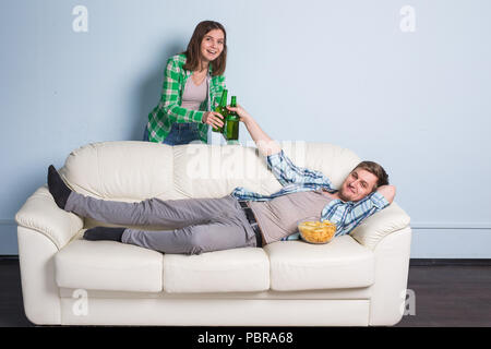 Coupe du monde de soccer concept - couple moderne excité et heureux à regarder les sports jeu sur plat Banque D'Images