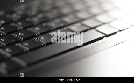 Macro-vision des boutons du clavier pour ordinateur portable noir contre lumière arrière Banque D'Images