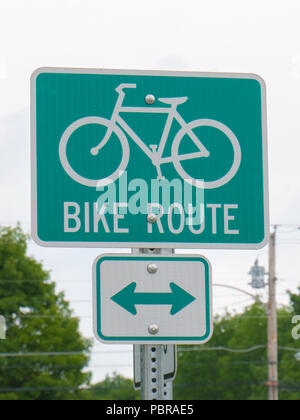 Un itinéraire de vélo vert sur le côté du chemin. Banque D'Images