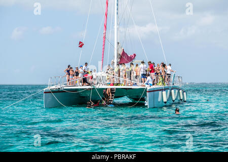 Red Sail Sports voile à Stingray City au large de l'île Grand Cayman Banque D'Images