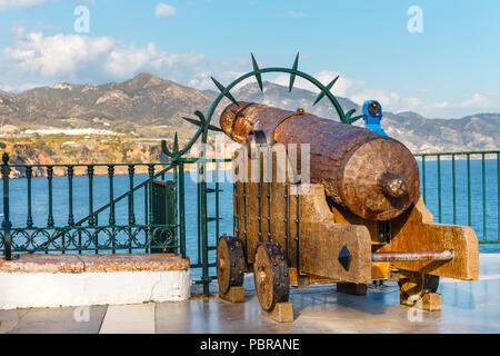 Seascape avec de vieux canon sur la plage Playa Carabeillo à Nerja, Costa del Sol, Espagne Banque D'Images