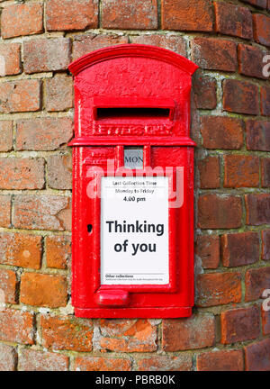 British Post box avec un message qui se lit on pense à vous, idéal pour une carte de voeux design Banque D'Images