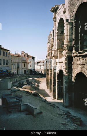 AJAXNETPHOTO. ARLES, FRANCE. - Ruines romaines - OPEN-AIR 1er siècle théâtre antique ruines DANS LA VILLE. PHOTO:JONATHAN EASTLAND/AJAX REF : 03 19 Banque D'Images