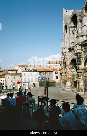 AJAXNETPHOTO. ARLES, FRANCE. - Ruines romaines - OPEN-AIR 1er siècle théâtre antique ruines DANS LA VILLE. PHOTO:JONATHAN EASTLAND/AJAX REF : 37 21A Banque D'Images