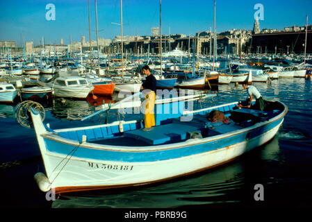 AJAXNETPHOTO. MARSEILLE, FRANCE. - Le vieux port - BATEAU DE PÊCHE SE PRÉPARENT À PARTIR. PHOTO:JONATHAN EASTLAND/AJAX. REF:091847 CT Banque D'Images