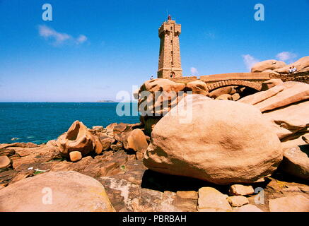 AJAXNETPHOTO. PLAGE DE TRÉGASTEL, FRANCE - BRETAGNE - LE PHARE, PHARE DE ROS PLUS D'EXPÉDITION MET EN GARDE DES DANGERS DE CETTE CÔTE rocheux de granit. PHOTO:JONATHAN EASTLAND/AJAX REF:546617C1/11 Banque D'Images