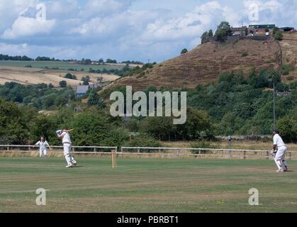 La vue dans un match de cricket entre Birch Vale et Thornsett deuxième équipe et Stalybridge St Paul's deuxième équipe. Banque D'Images