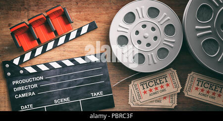 Image concept. Bobines de film rétro avec des places de cinéma, film clapper et sièges de théâtre rouge sur fond de bois. 3d illustration. Banque D'Images