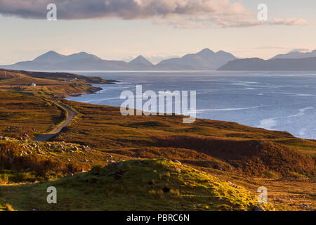 Les Cuillin mountains dans le sud de l'île de Skye, vu à travers l'étendue d'eau connue sous le nom de son intérieur. Cette photo a été prise du Nort Banque D'Images