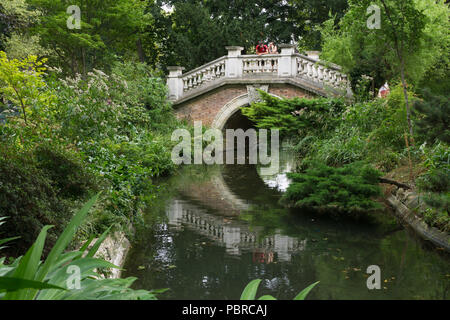 Paris - Pont sur étang dans le Parc Monceau, Paris, France, Europe. Banque D'Images