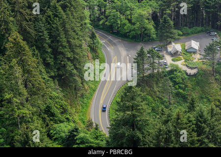 Vue aérienne de la route US 101 at Cape Perpetua Scenic Area avec aire de repos et de trafic, serpentant à travers la forêt de pins, Oregon, USA. Banque D'Images