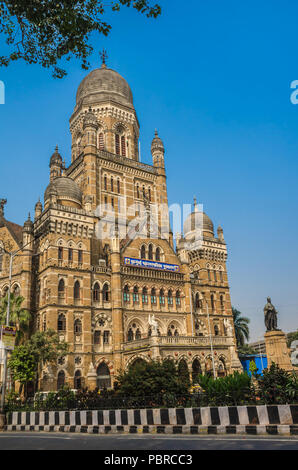 Bâtiment Municipal Corporation (BMC) avec statue de Shah Phiroz Mehta. Construit en 1893. L'architecture britannique et bâtiment historique du patrimoine de l'Unesco aussi. Banque D'Images