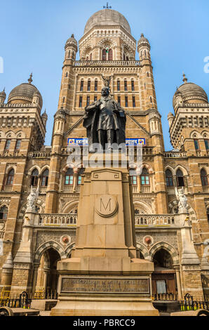 Bâtiment Municipal Corporation (BMC) avec statue de Shah Phiroz Mehta. Construit en 1893. L'architecture britannique et bâtiment historique du patrimoine de l'Unesco aussi. Banque D'Images