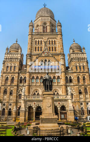 Bâtiment Municipal Corporation (BMC) avec statue de Shah Phiroz Mehta. Construit en 1893. L'architecture britannique et bâtiment historique du patrimoine de l'Unesco aussi. Banque D'Images