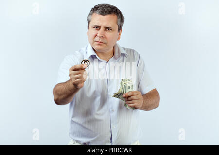 L'homme offre un service de chiffrement dans l'autre main, de dollars. Banque D'Images