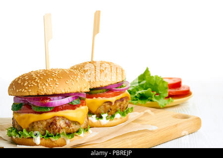 Deux cheeseburgers juteux close-up Banque D'Images