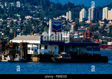 Le centre-ville de Vancouver, Colombie-Britannique, Canada - le 24 juin 2018 : station essence Chevron à Coal Harbour pendant le lever du soleil. Banque D'Images