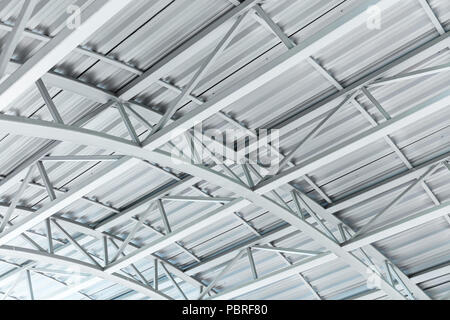 Toit en tôle cintrée avec structure en treillis en acier Banque D'Images