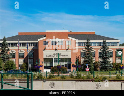 Anchorage, Alaska, USA - Le 18 juillet 2018 : l'Alaska Railroad Corporation Building, centre-ville d'Anchorage en été. Banque D'Images