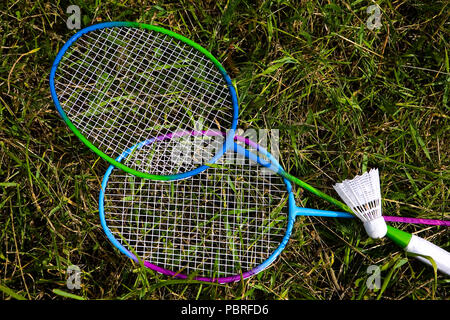 Pour le Badminton Raquettes Volants et se coucher sur l'herbe. Les appareils de sport. Banque D'Images