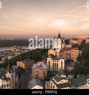 Panorama de la ville de Kiev avec les dômes de Eglise de Saint-André au premier plan, le quartier historique de Podol et le Dniepr dans le dos Banque D'Images