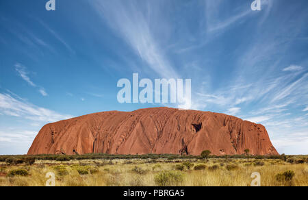 Uluru. anciennement Ayer's Rock. Est une grande formation de grès situé dans le Parc National d'Uluru-Kata Tjuta, Territoire du Nord, Australie Banque D'Images