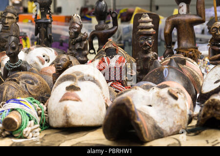 Masques africains en vente - masques africains traditionnels vendus au marché aux puces à Paris, France, Europe. Banque D'Images