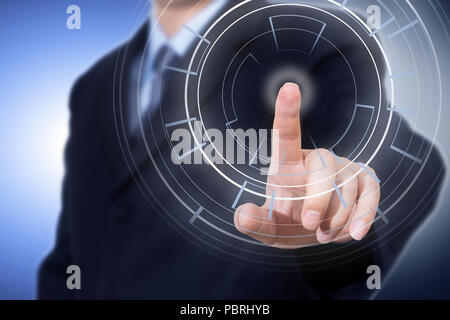 Businessman appuyant sur la technologie moderne panneau cyber Banque D'Images
