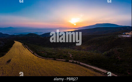 Vue aérienne, vue sur les champs de céréales sur le détroit de Trikeri en soirée, Trikeri-Milina, péninsule de Pelion, région de Volos Banque D'Images