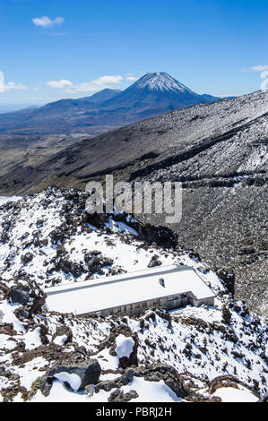 Vue depuis le mont Ruapehu sur le mont Ngauruhoe avec un chalet de ski à l'avant-plan, Unesco world heritage national Tongariro vue Banque D'Images