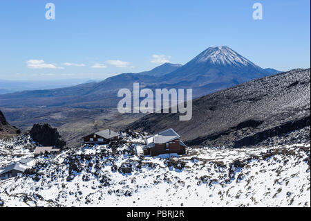 Vue depuis le mont Ruapehu sur le mont Ngauruhoe avec un chalet de ski à l'avant-plan. Unesco world heritage national Tongariro vue Banque D'Images