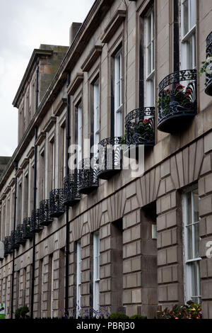 Façade de Maisons de Ville Édimbourg montrant des balustrades. Banque D'Images