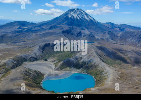 Vue aérienne du lac bleu avant le mont Ngauruhoe, Parc National de Tongariro, île du Nord, Nouvelle-Zélande Banque D'Images