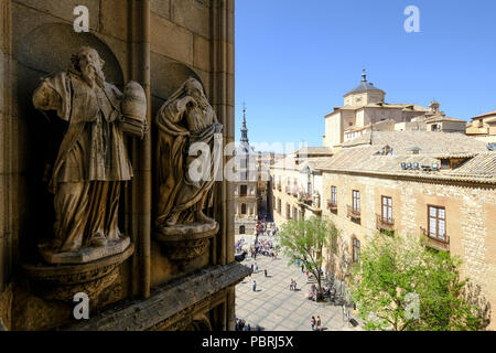 Vue depuis le monastère sur deux statues et Plaza Ayuntamiento, Tolède, Castille la Manche, Espagne Banque D'Images